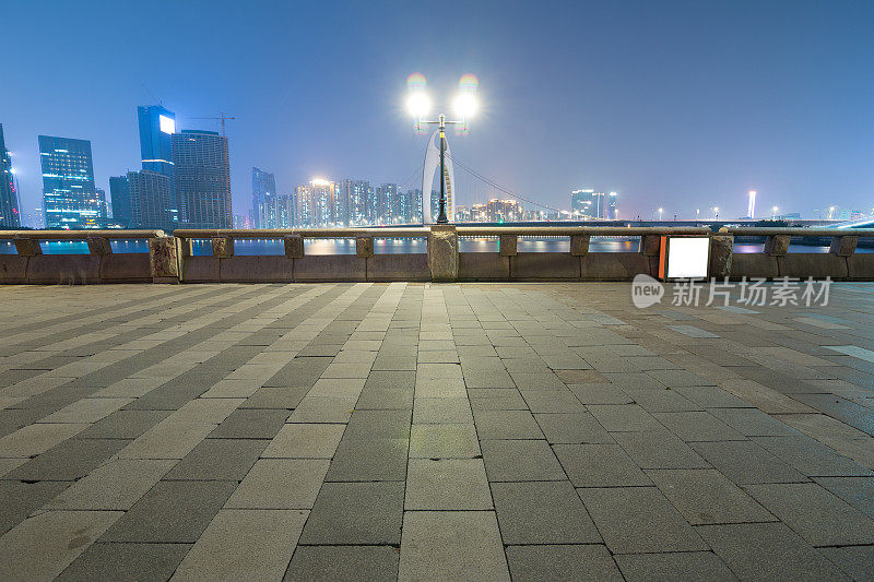 广州的夜景，珠江上的霓虹桥。