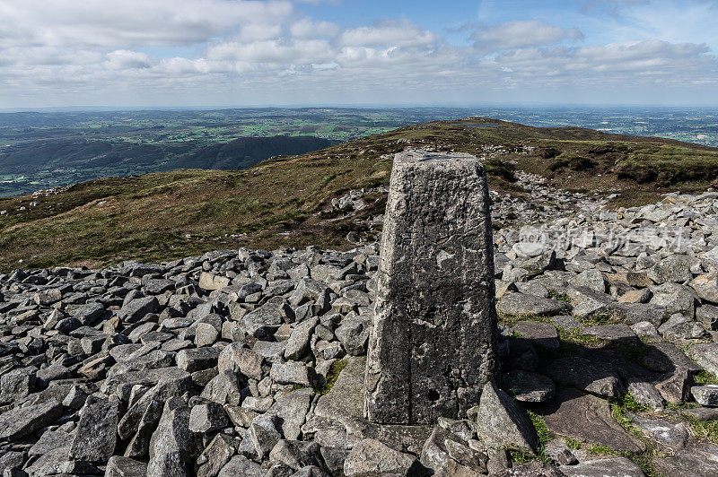 在山顶上的顶峰标志和有利的点看整个乡村爱尔兰风景
