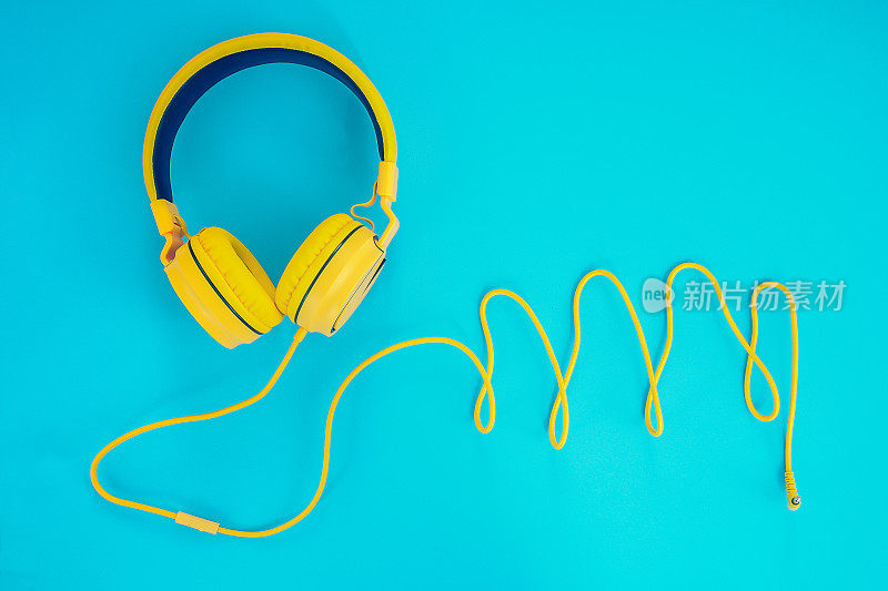 黄色耳机或耳机电脑上的蓝色背景