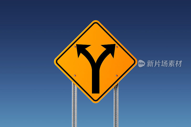 蓝色天空前面的黄色分岔路交通标志:分岔路和决策概念