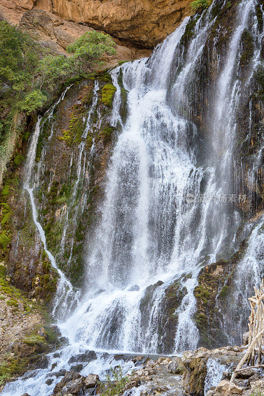 瀑布在山