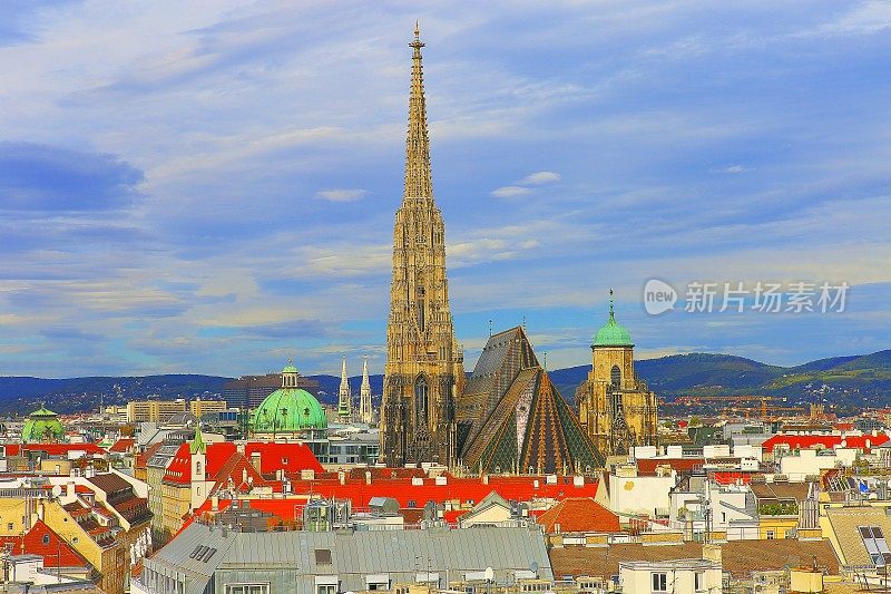 美丽的维也纳城市景观全景，圣斯蒂芬大教堂，令人印象深刻的建筑和城市天际线在戏剧性的日落-维也纳，奥地利