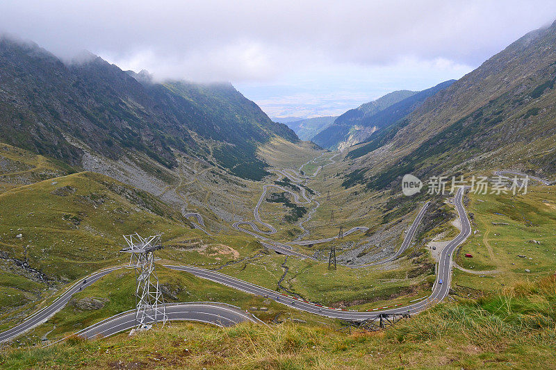 罗马尼亚喀尔巴阡山区的公路