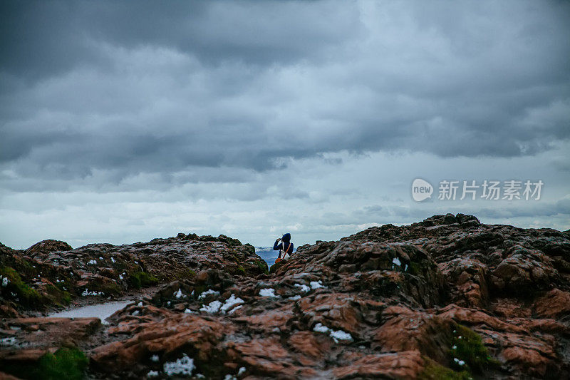 游客在山顶拍照