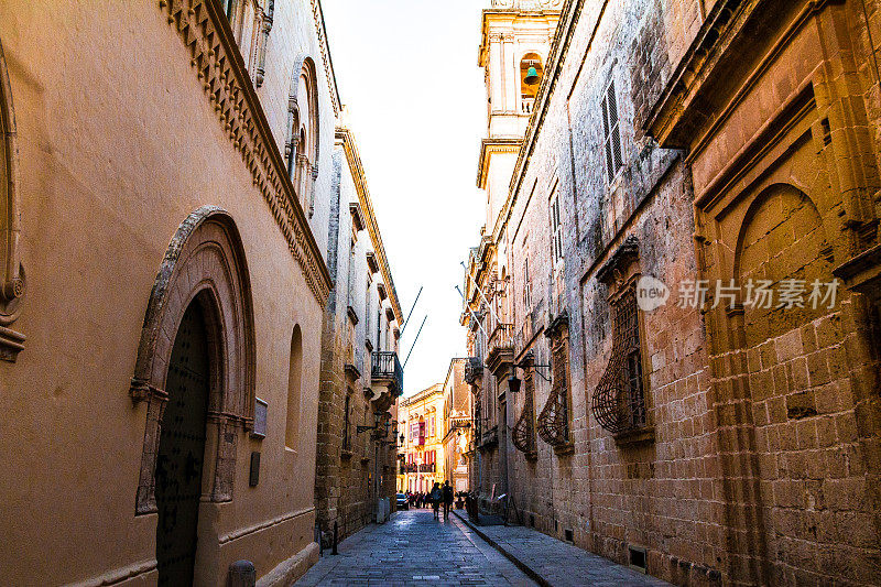 马耳他古城Mdina，人们走在古老狭窄的街道上