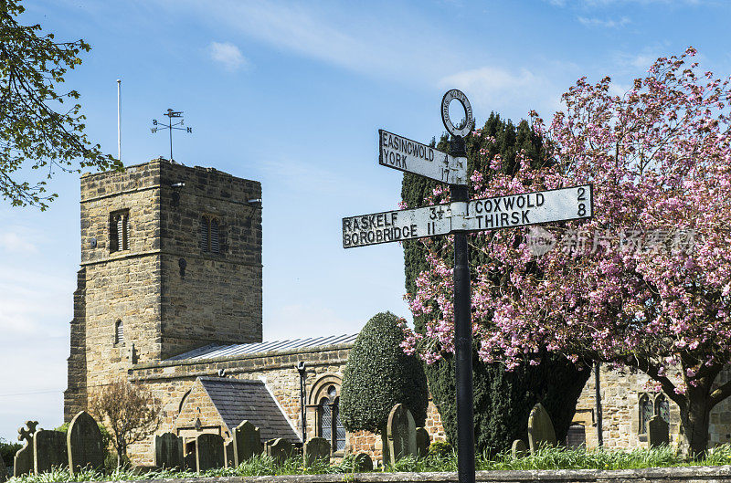 约克附近一个有教堂和鲜花的小村庄的路标