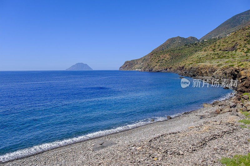 菲利库地的勒庞特海滩，埃奥利安群岛(意大利西西里岛)的一个岛屿。