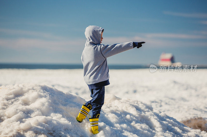 儿童探索冰冻的密歇根湖