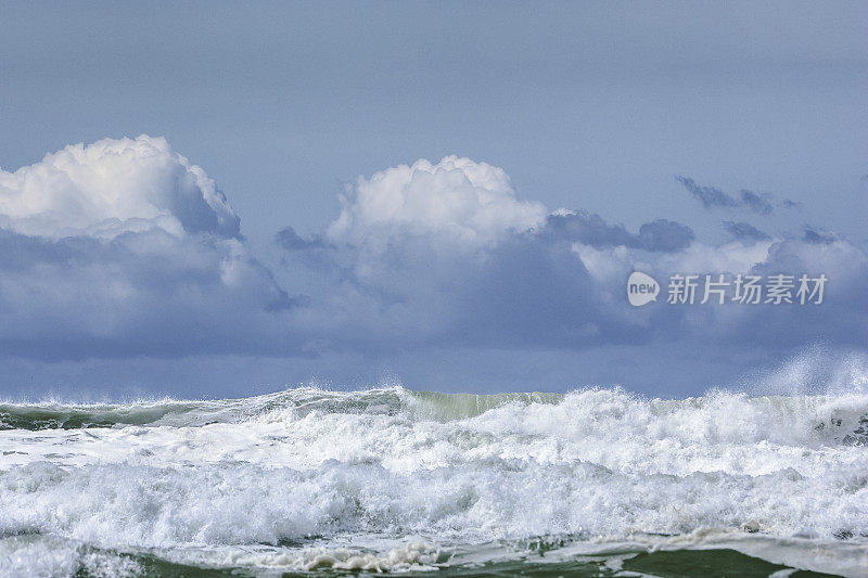 加利福尼亚海岸附近汹涌的海浪