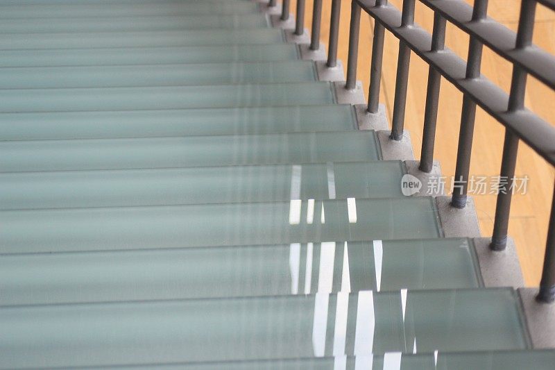 玻璃和金属的现代楼梯