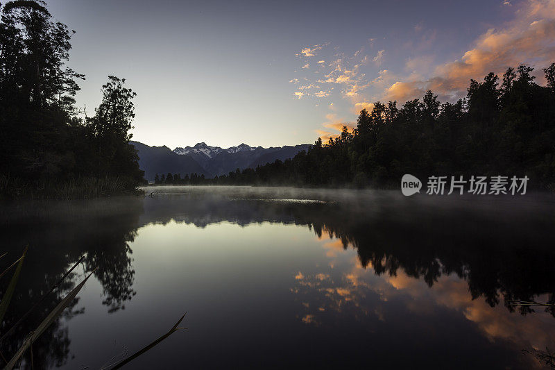 马西森湖自然全景在日出，新西兰