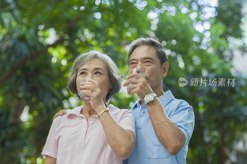 老年夫妻在户外喝水