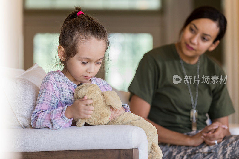 小女孩无视她的军人妈妈