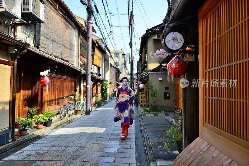 穿着舞子服装的日本女人走在京都祗园街