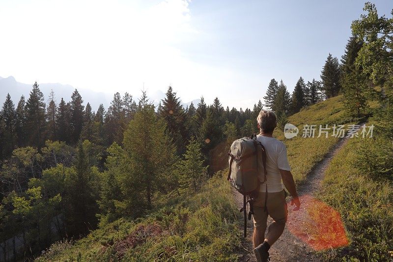 人在山道的十字路口徒步行走