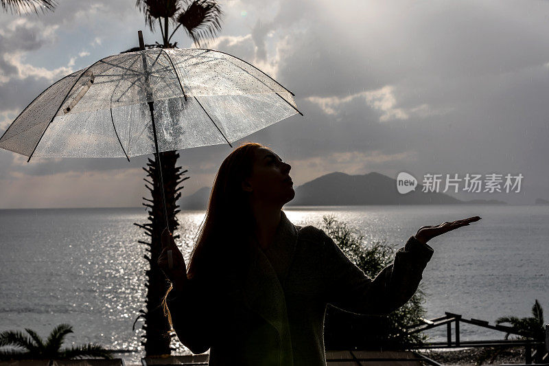 女人在雨中撑着伞