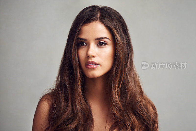 长而甜美的头发是她所追求的