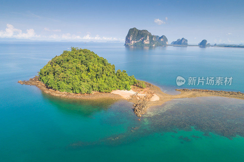 鸟瞰图拍摄热带海滩海与长尾船在泰国南部