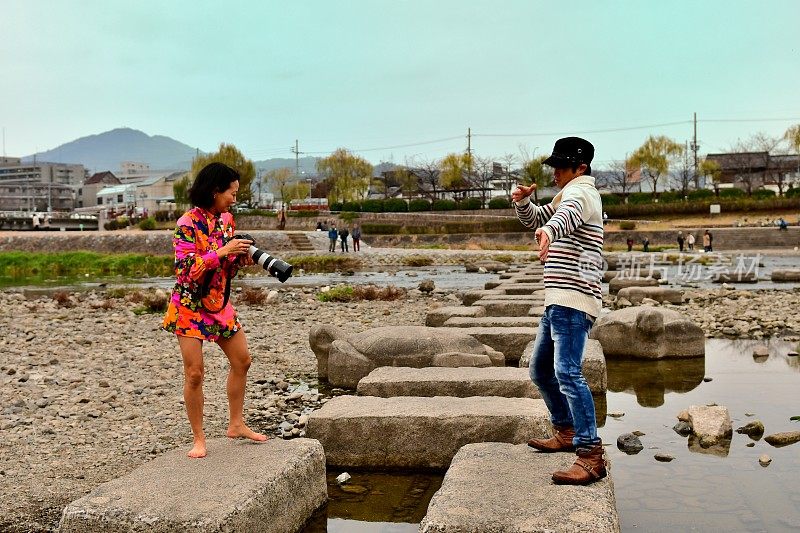 日本夫妇在京都加茂河自发瑜伽表演