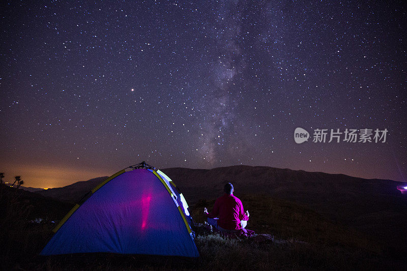 在户外露营天空下与银河