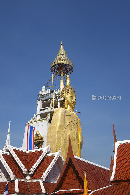 曼谷蓝色天空上的因陀罗寺立佛