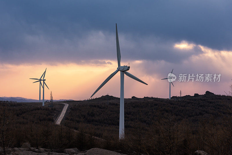 能源和技术概念的风力涡轮机在日落