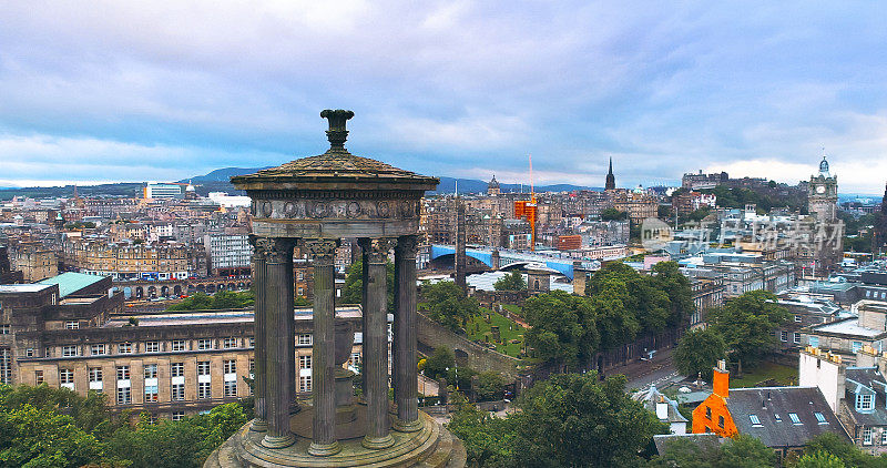 鸟瞰爱丁堡城市与杜格尔德·斯图尔特纪念碑在日落苏格兰