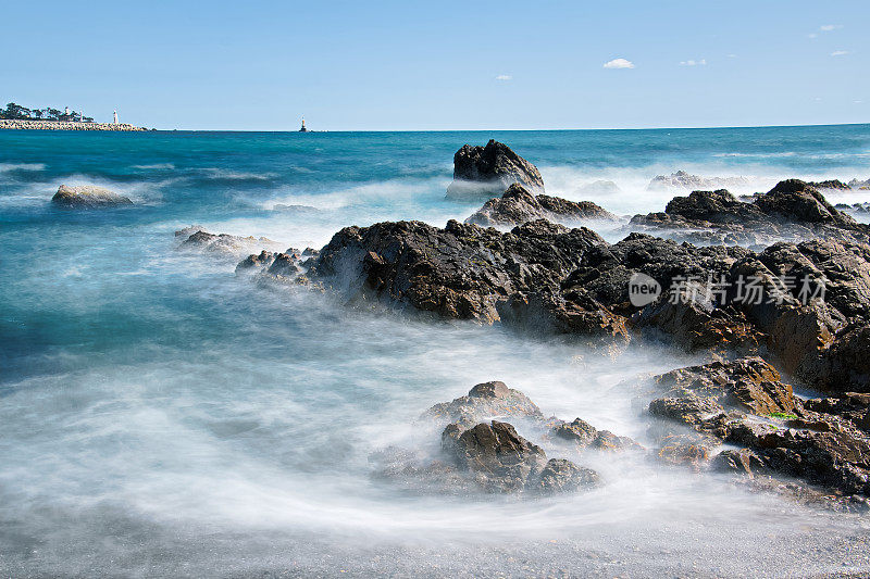 岩石和海浪冲刷着东海的海岸