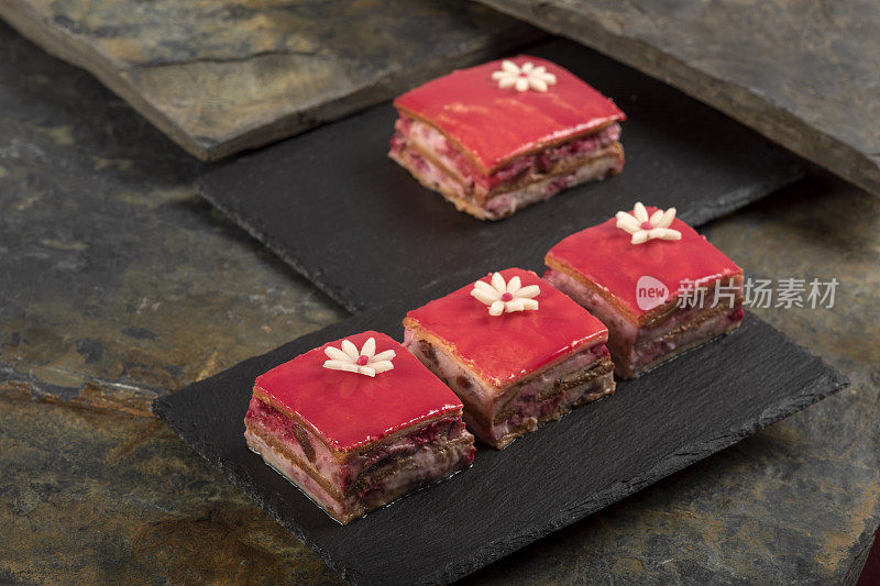 自制的蛋糕，用粉红色的釉料和杏仁糖花装饰。