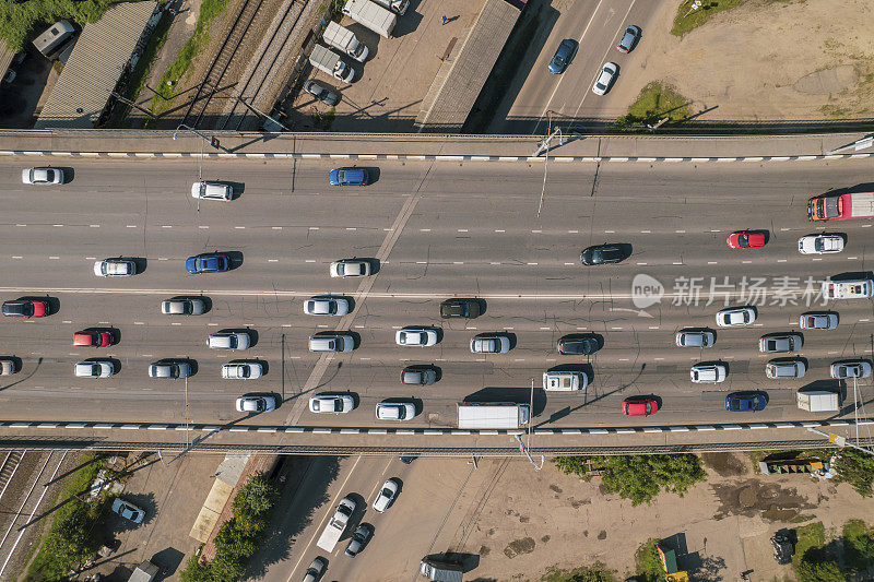 交通天线-俯瞰高速公路繁忙的城市高峰时间交通拥堵的高速公路。