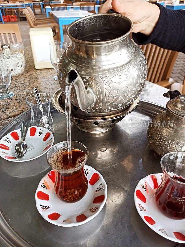 土耳其伊斯坦布尔的传统茶壶和茶杯