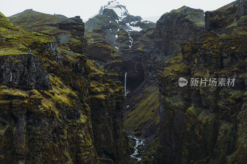 冰岛遥远的山脉峡谷和瀑布山谷的壮观景象