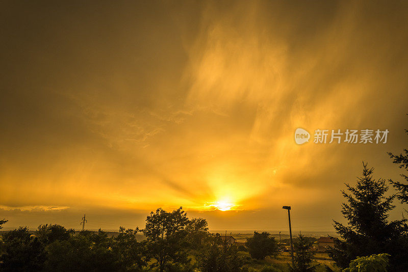 日落时戏剧性的暴风雨天空