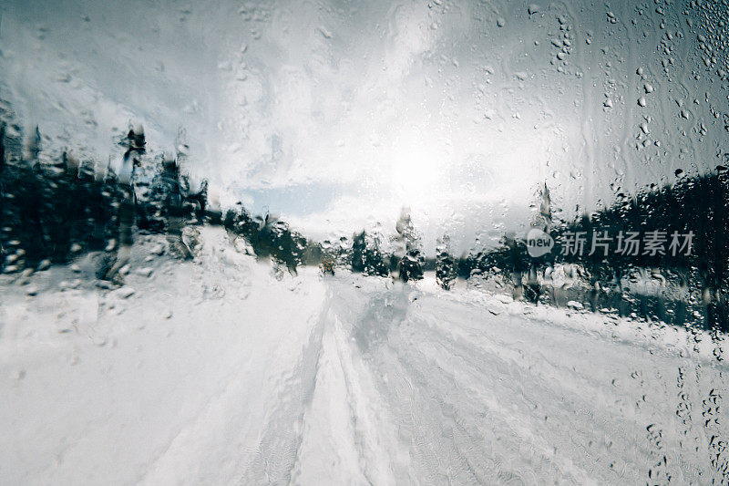 白色冬季公路之旅