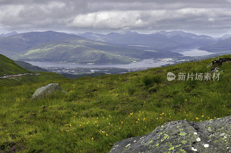 从苏格兰奥纳赫莫尔高地俯瞰威廉堡的山谷和山脉。