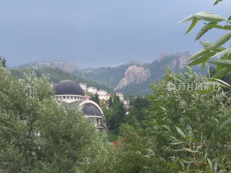 斯莫利亚的城市，夏季多雨的风景-罗辛多山脉。