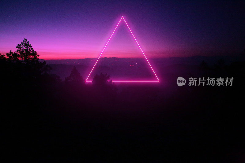 三角形紫色霓虹灯在清晨的日出