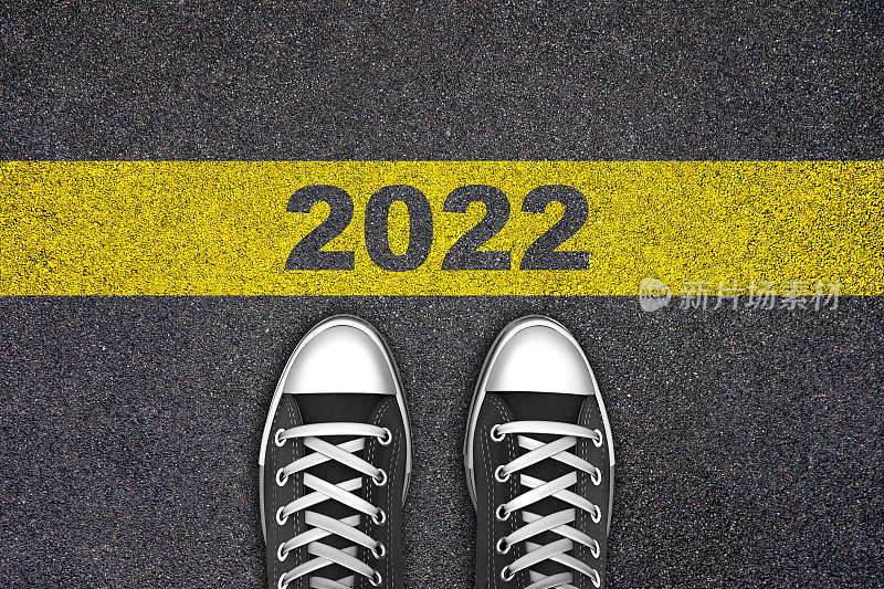 2022年，人们在沥青路上等待