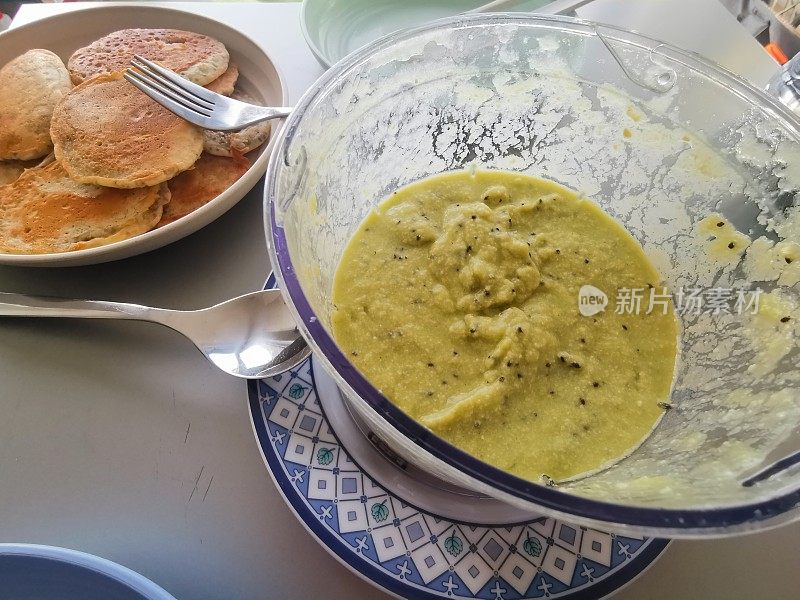 自制全麦煎饼配新鲜的猕猴桃腰果馅料