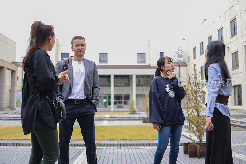 研究生喜欢在大学校园里演讲