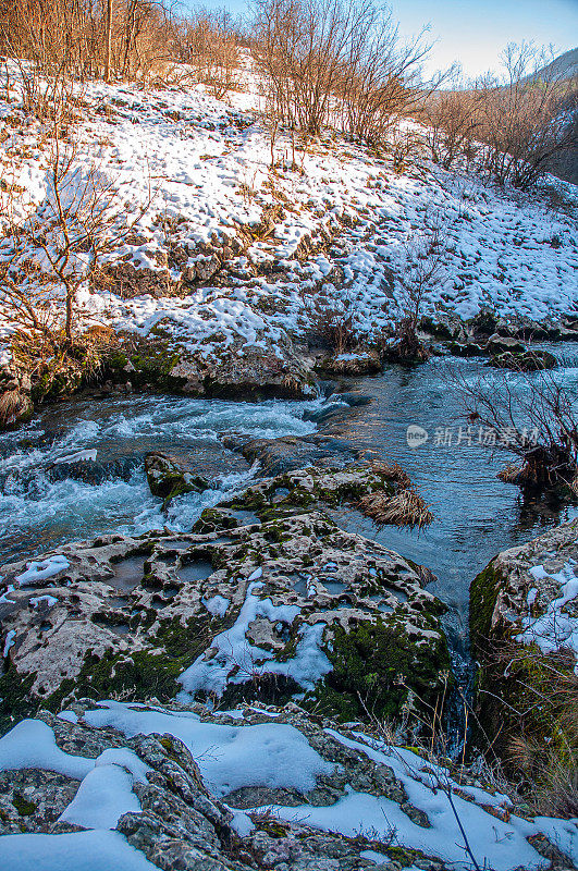 冬季山地景观，河流积雪和树木，最喜欢野餐的地方