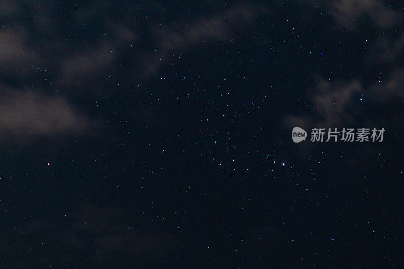 星空在水面上，猎户座在天空中