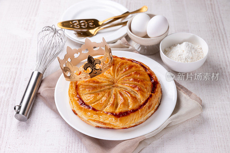 国王的蛋糕放在盘子里，放在编织的表面上