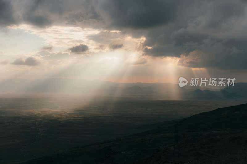 这是约旦瓦迪拉姆沙漠上美丽日落的鸟瞰图