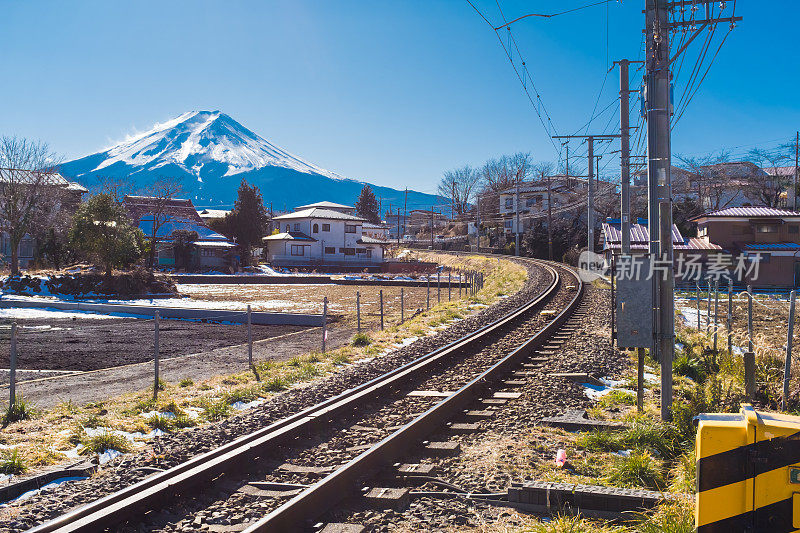 铁路道口和远处的富士山