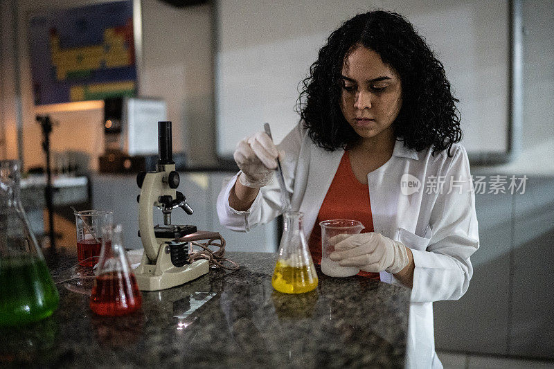 一个年轻的女人在实验室做实验