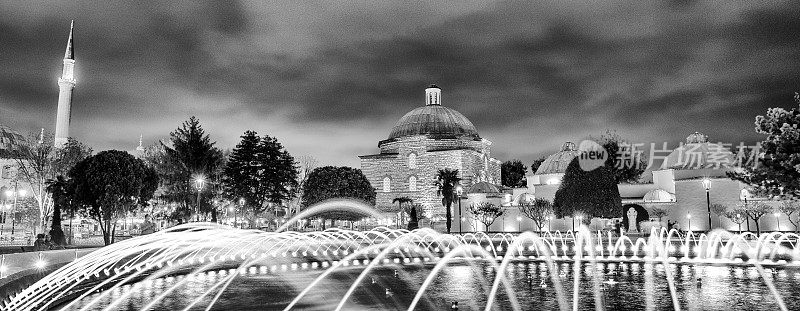 伊斯坦布尔,土耳其。苏丹艾哈迈德广场喷泉的夜间灯光。
