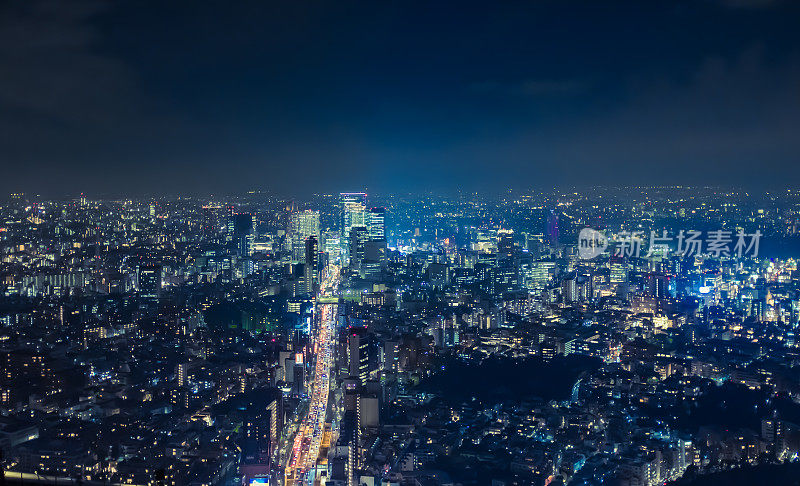 东京夜晚的交通、街道、河流的夜景，从天空树上看夜景