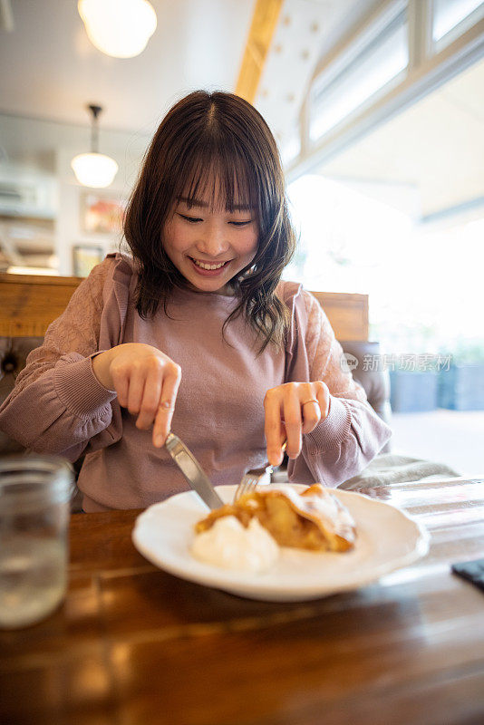 女人午饭后吃苹果派当甜点