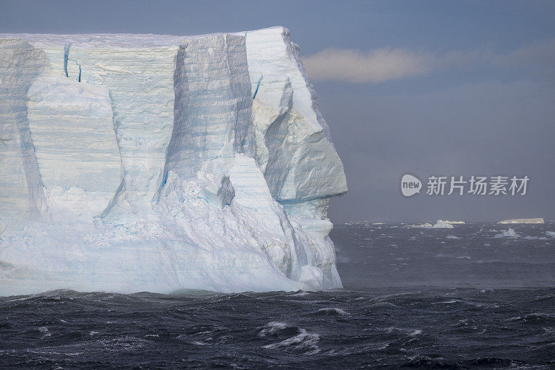 冰山和波涛汹涌的大海，南极的声音。